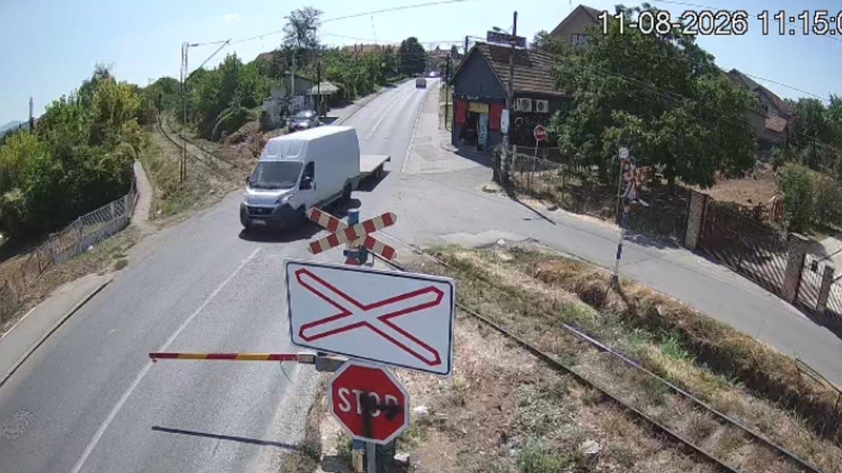 Pružni prelaz u Železniku, kombi zaobilazi polubranike
