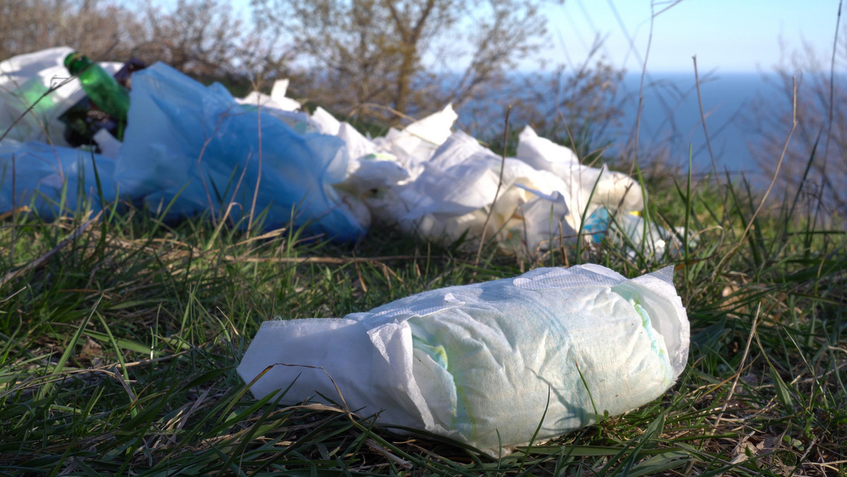 Bieszczady są zaśmiecane przez turystów. "Nie wciskajcie pampersów za ławeczki"