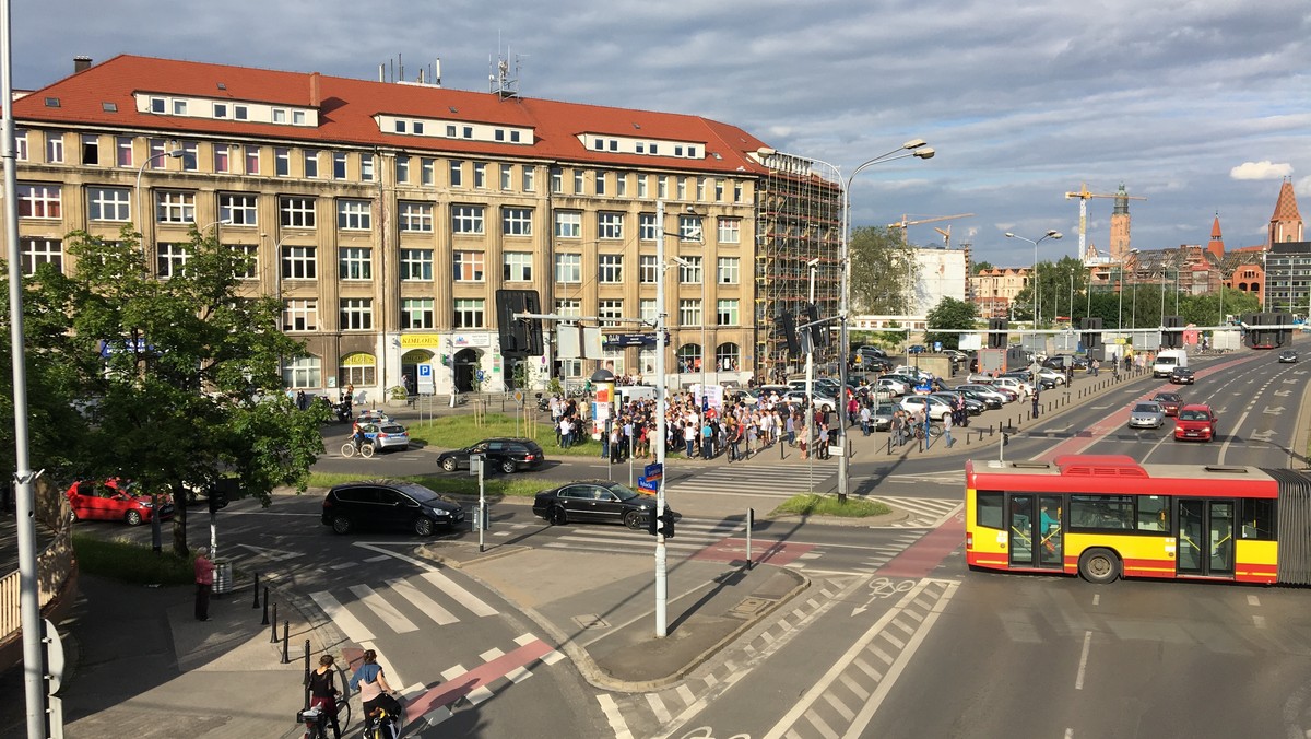 Już dziś pod wrocławską siedzibą Prawa i Sprawiedliwości na placu Solidarności rozpoczną się Letnie Warsztaty Demokracji, organizowane przez Nowoczesną. Jak przekonują politycy partii Ryszarda Petru – ma to być nowa forma protestu obywateli przeciw demontażowi państwa. Początek o godz. 17.