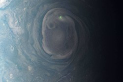 Zielona błyskawica na Jowiszu. NASA prezentuje niezwykłe zdjęcie