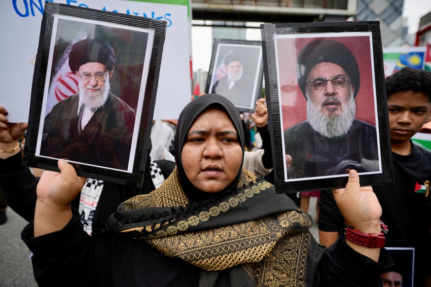 Demonstranti sa slikama iranskog ajatolaha Alija Hamneja i ubijenog lidera Hezbolaha Hasana Nasralaha ispred američke ambasade u Kuala Lumpuru 20. juna