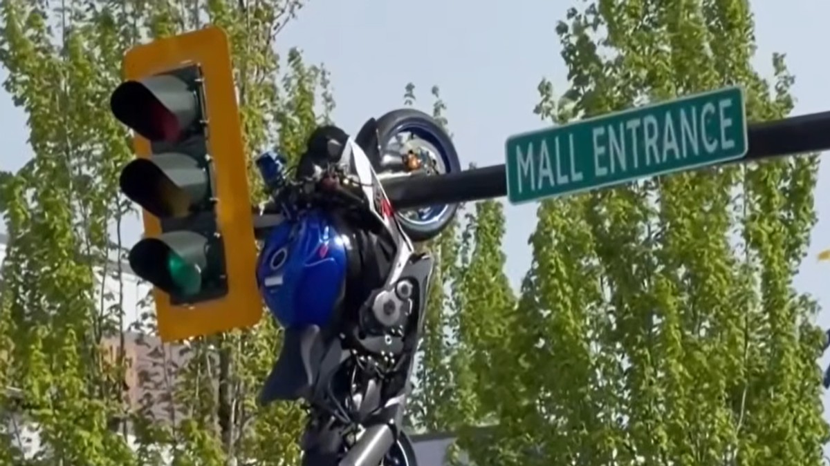 Motocikl se zakačio na semafor