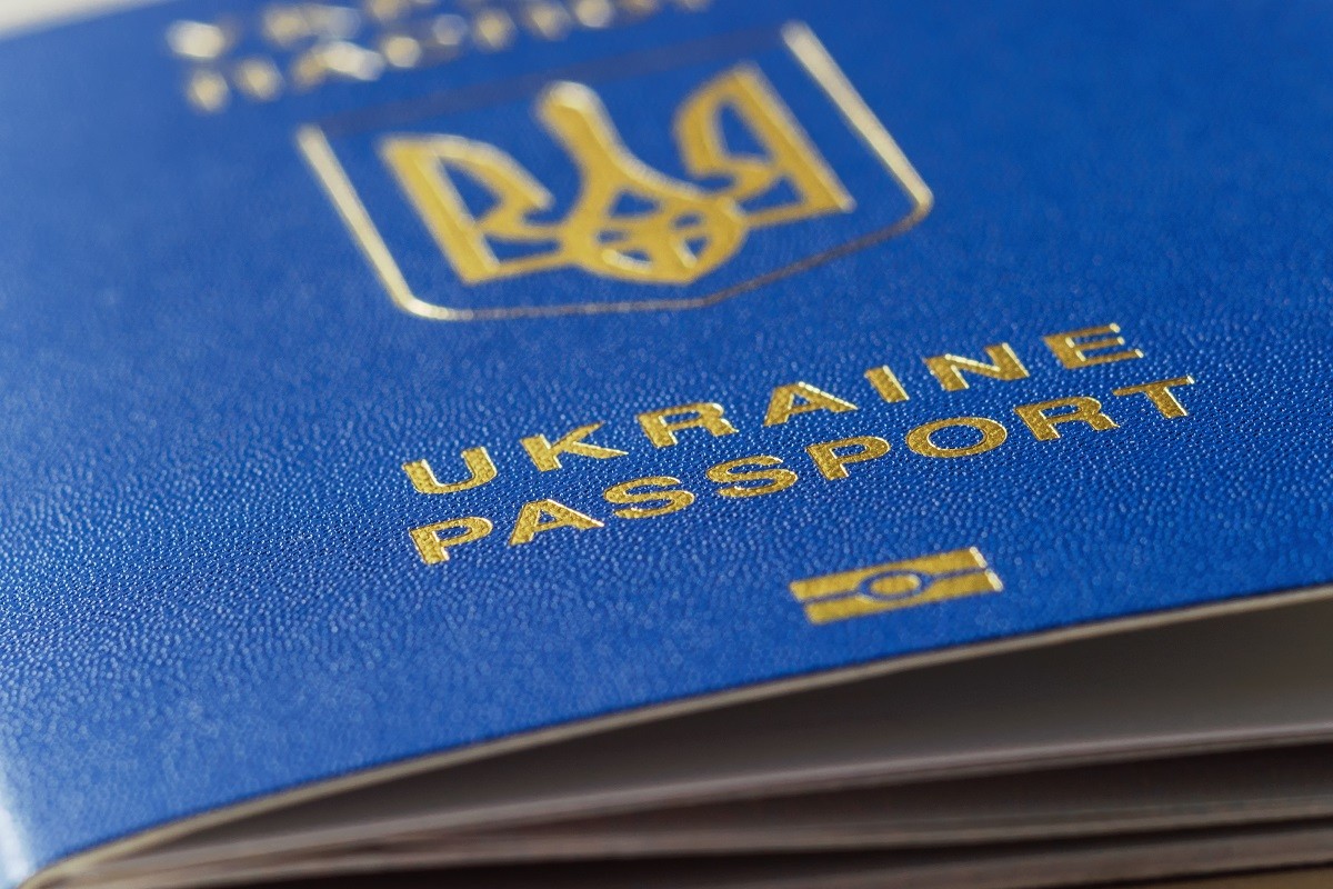 Ukraiński paszport leżący na stole