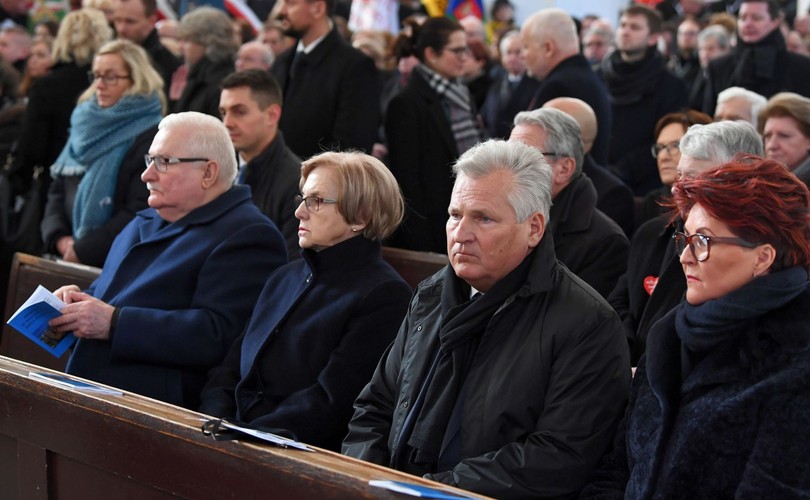 Lech Wałęsa i Aleksander Kwaśniewski z żonami