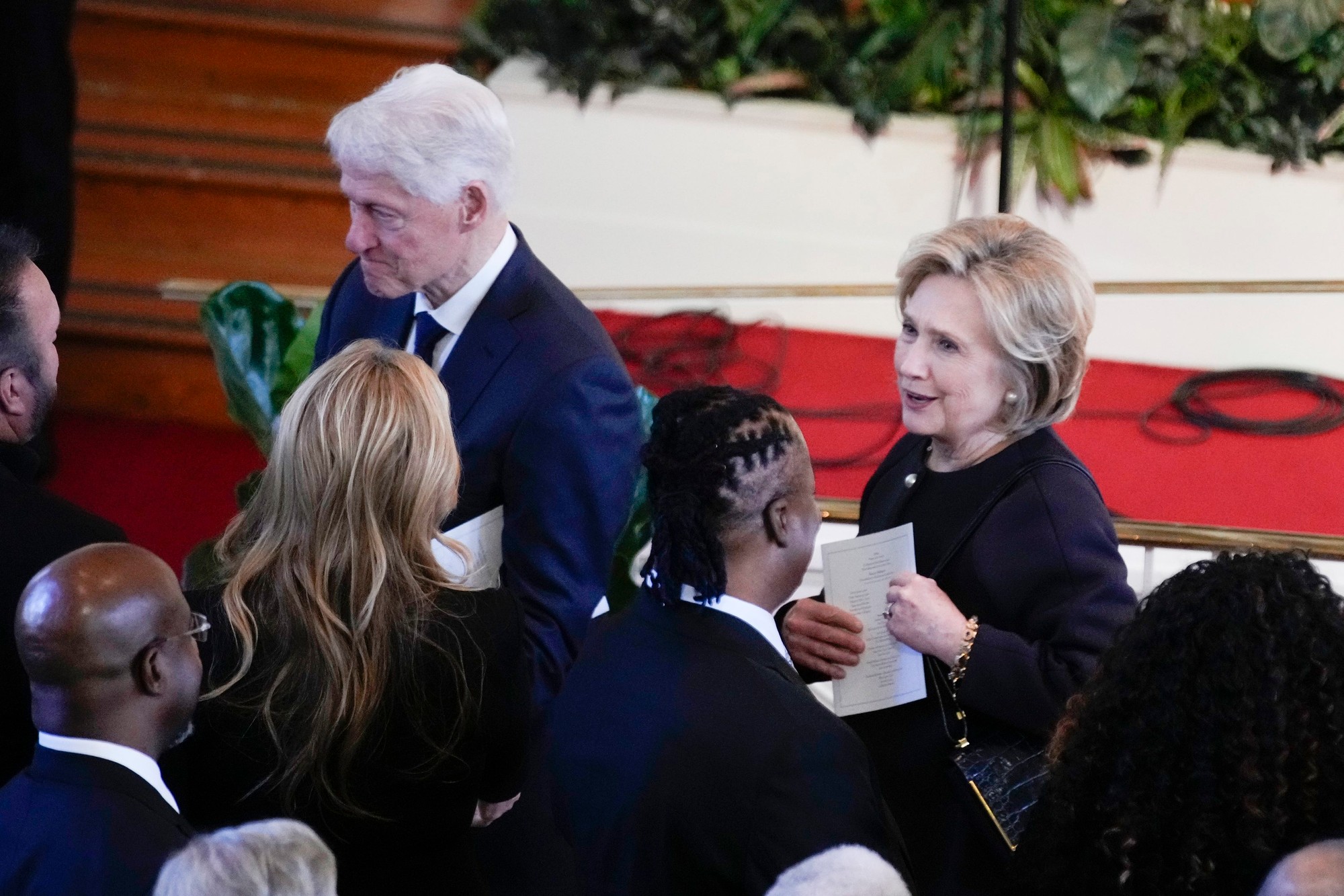 S bývalou prvou dámou USA Rosalynn Carter sa prišli rozlúčiť aj Bill Clinton s manželkou Hillary.