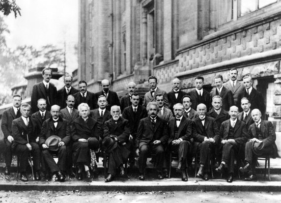 Konferencja Solvaya w Brukseli w 1927 r., zgromadzenie czołowych fizyków świata. Einstein jest w środku