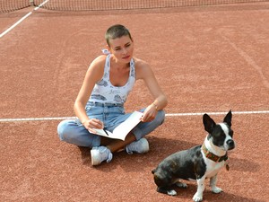 Anna ma egy fürdőruha-farmer párosítást választott!