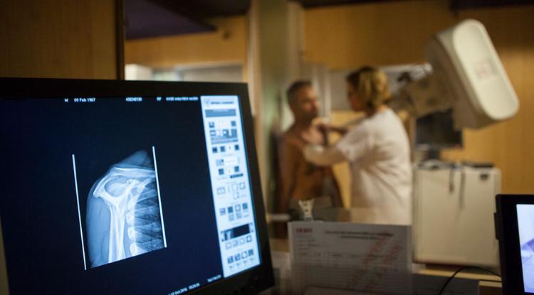 Mostantól néhány angol kórházban a férfiakat is meg fogják kérdezni röntgen előtt, hogy terhesek-e.