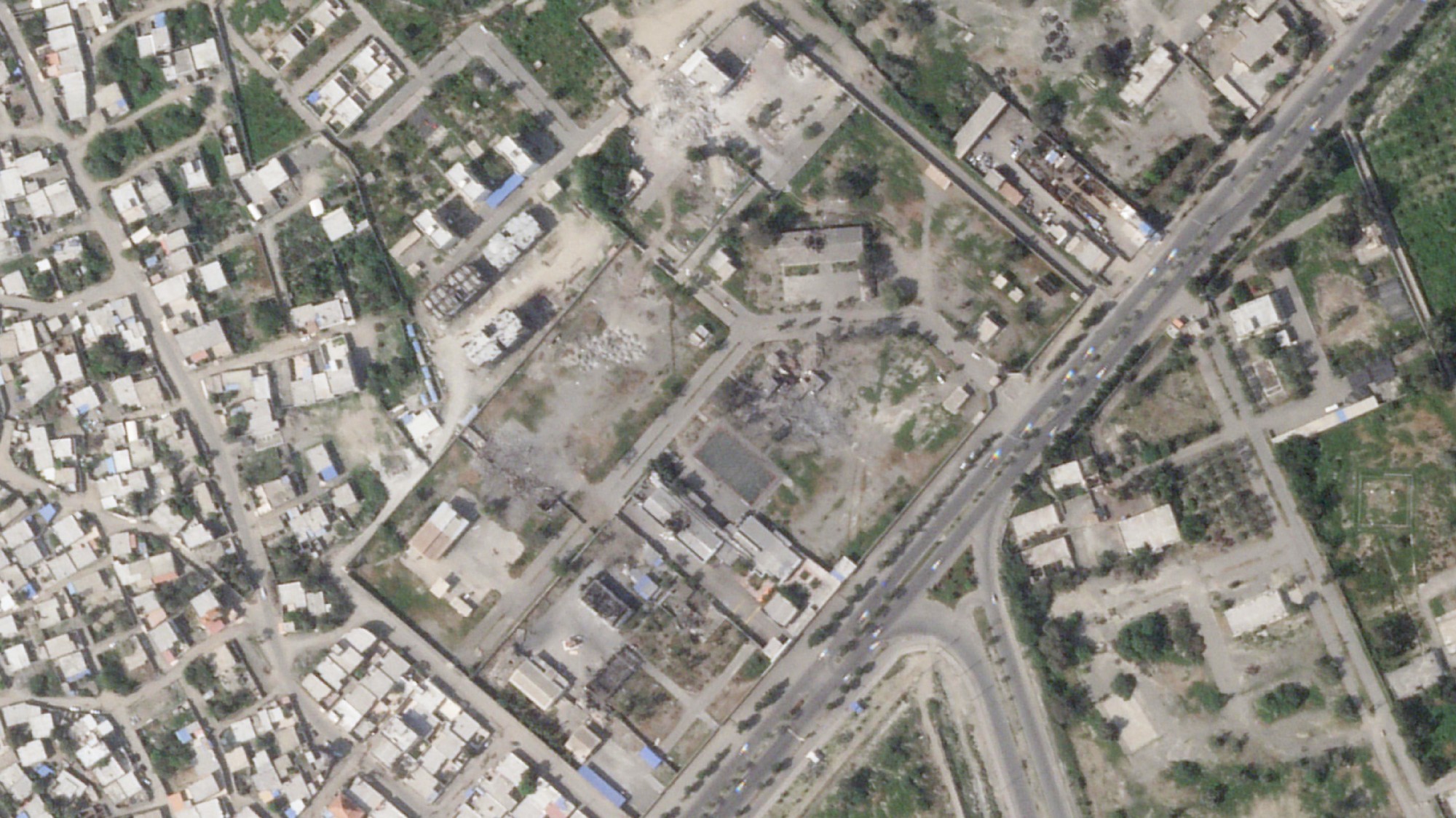 Na satelitnej snímke spoločnosti Planet Labs PBC zo 4. marca 2026 dievčenská škola a základňa iránskych Revolučných gárd po leteckom útoku v iránskom Mínábe.