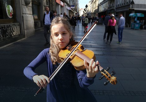 Očarali su je zvuci violine