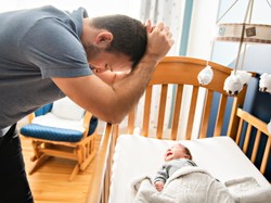 Depresja poporodowa dotyka nie tylko kobiet. TAK się objawia u mężczyzn