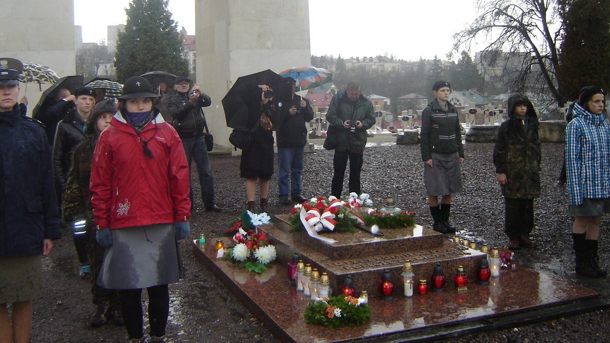 1 listopada, w rocznicę wybuchu polskiego powstania we Lwowie zapalmy znicze - najlepiej wraz z dziećmi i młodzieżą - i pomódlmy się tych, którzy oddali swe młode życie za naszą wolność.