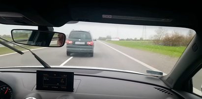 Skandaliczne zachowanie na autostradzie. Krewki kierowca obrzucił samochód... bananami