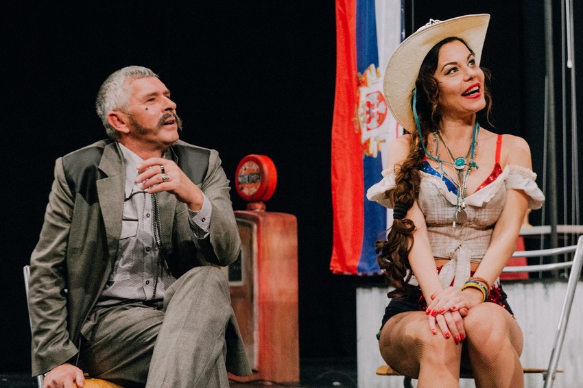 Predstava se bavi fenomenom "večitog mladoženje"