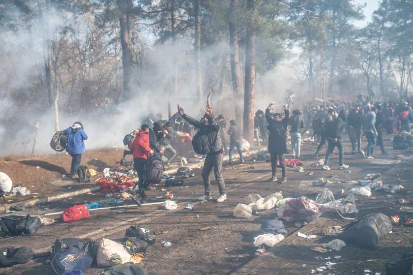 Policja użyła gazu łzawiącego przeciwko migrantom na granicy z Turcją