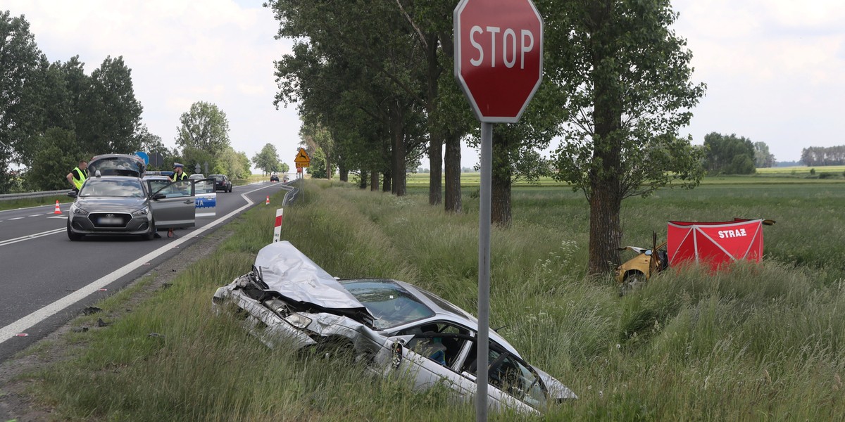 Śmiertelny wypadek pod Łowiczem. Honda wylądowała w rowie.