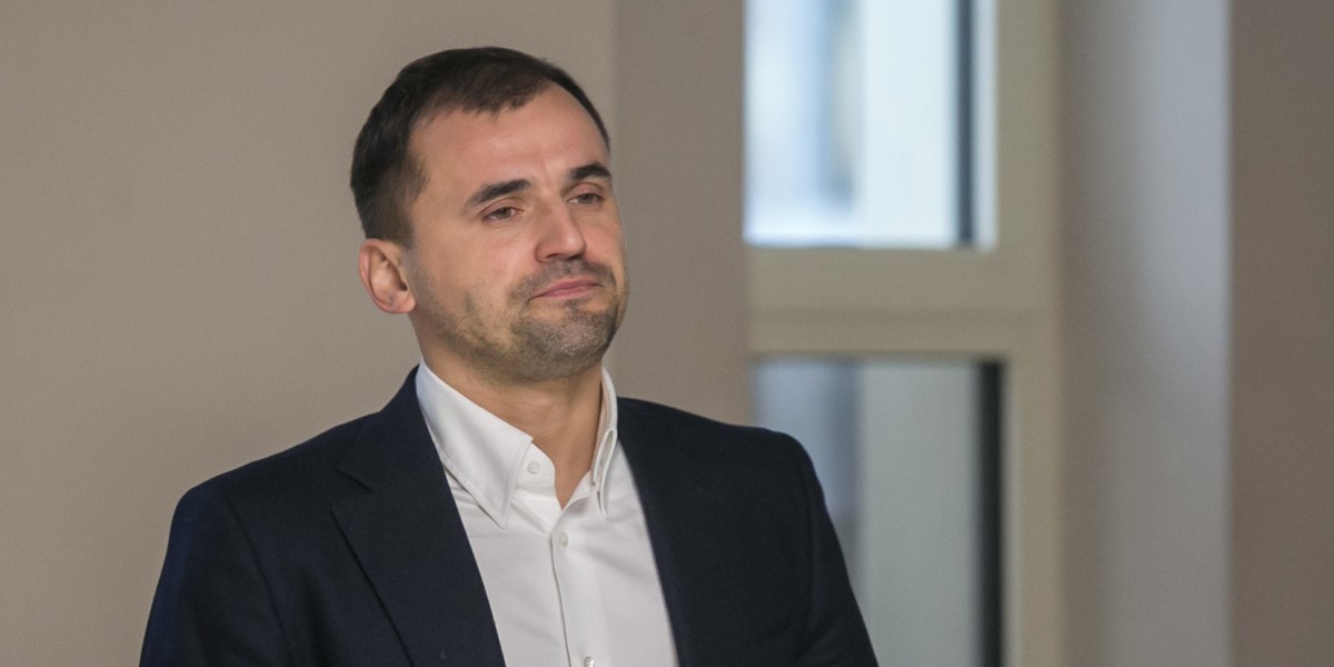 Marcin Dubieniecki oskarżony jest o wyłudzenie 14,5 mln zł z Państwowego Funduszu Rehabilitacji Osób Niepełnosprawnych (PFRON)