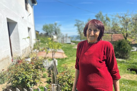 (FOTO) "Naporno, nego šta nego je naporno": Život na selu nije bajka, ovako izgleda svaki dan baka Vere koja SAMA vodi domaćinstvo godinama