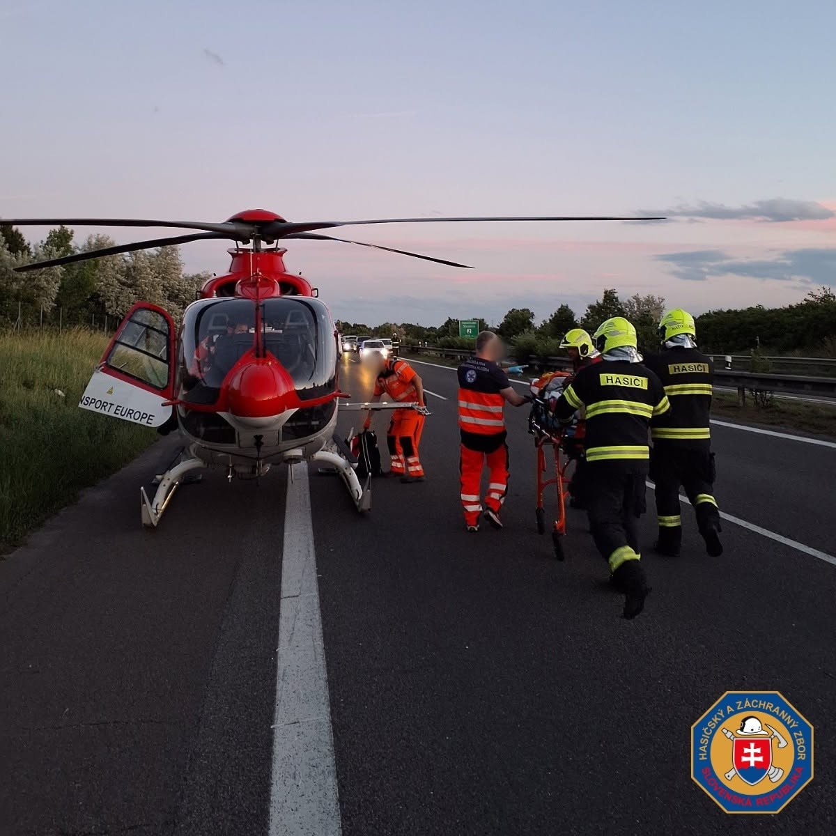  Hasiči zasahovali pri nehode auta, ktoré skončilo mimo vozovky.