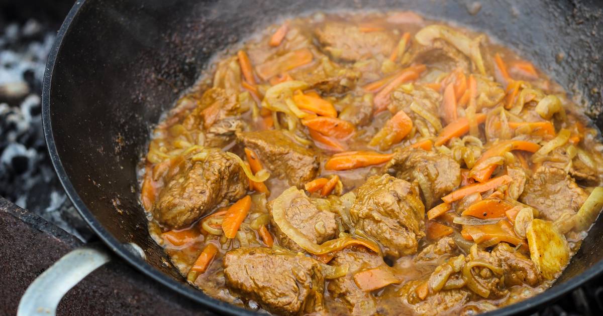 Nie myj patelni po smażeniu mięsa. Kucharze zdradzają sekret
