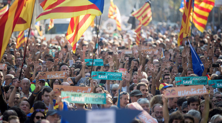 Barcelonában, a katalán fővárosban ezrek ünnepelték
a döntést /Fotó: MTI