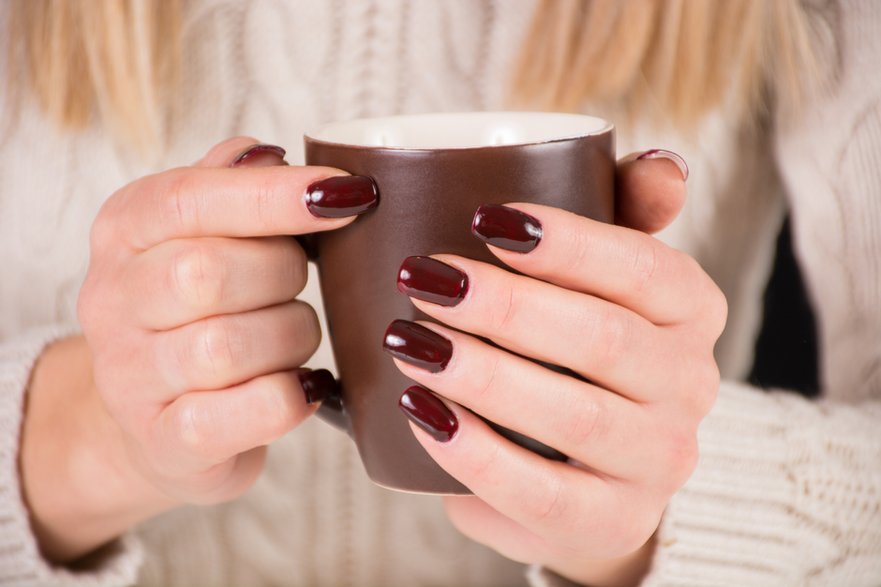 Brązowy manicure