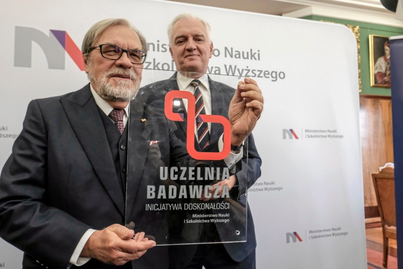 2019 r., ówczesny rektor UAM prof. Andrzej Lesicki wraz z ówczesnym ministrem nauki Jarosławem Gowinem podczas konferencji w Poznaniu