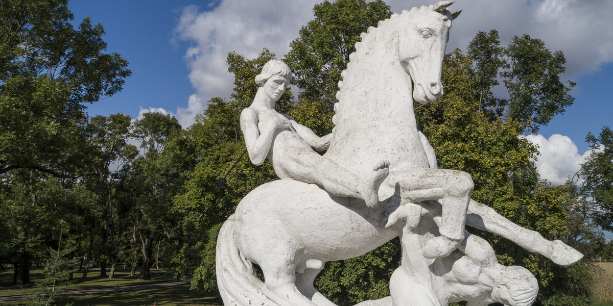 W Marcinkowie Górnym stoi pomnik Leszka Białego. Książę siedzi nagi na koniu, wygięty w agonii od przebijającej go strzały. To jeden z najdziwniejszych polskich monumentów. 