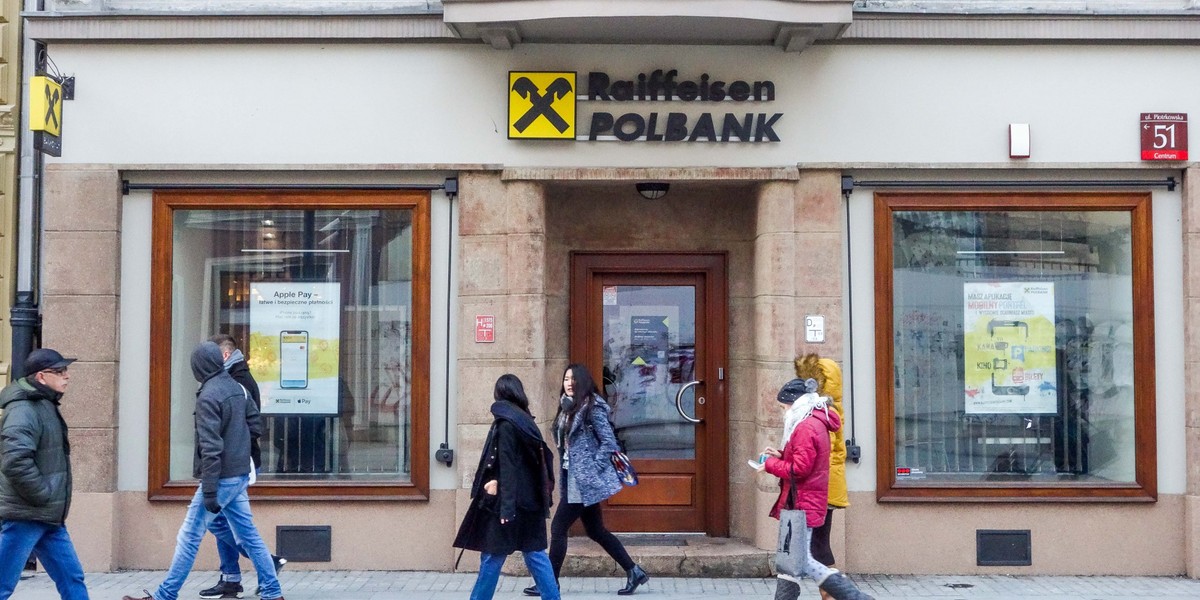 Były prezes zarządu Raiffeisena odnosi się do postulatów frankowiczów. To ten bank przejął zobowiązania Polbanku, w którym wzięło kredyt małżeństwo państwa Dziubaków - to ich dotyczył wyrok Trybunału Sprawiedliwości Unii Europejskiej.