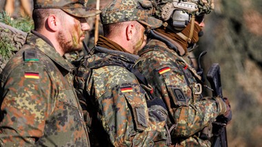 młodzi niemcy masowo dostają pisma z wojska. bundeswehra chce być wielka