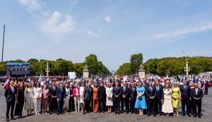 Vučić na fotografiji nakon vojne parade u Parizu