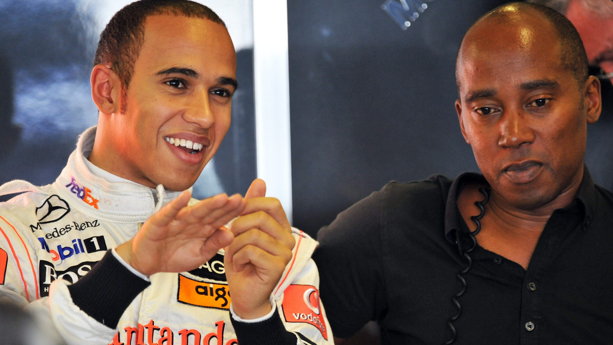 Kierowca McLarena, Lewis Hamilton przyznał, że próbuje odbudować swoje relacje z ojcem po tym, jak zwolnił go ze stanowiska swego menedżera.