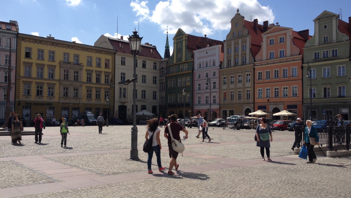 Wieczorem, o godz. 21, na placu Solnym we Wrocławiu odbędzie się "Krąg Ciszy". To reakcja na tragedię, do której w lipcu doszło w Łodzi. Przypomnijmy, 26-latka przez dziesięć dni była więziona, bita i gwałcona przez trzech mężczyzn. Kobiecie udało się uciec. Z ciężkimi obrażeniami trafiła jednak do szpitala, gdzie zmarła.