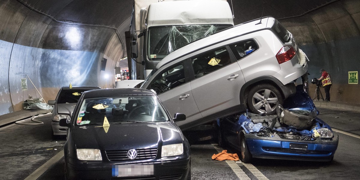 W szwajcarskim tunelu pod miejscowością Szafuza doszło do karambolu