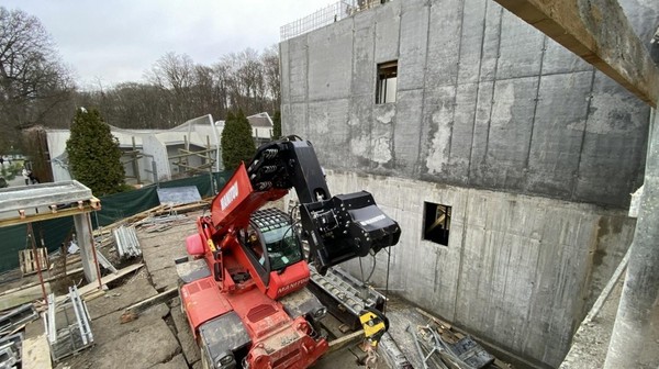 Mimo zimowej aury trwa budowa pawilonu dla szympansów i makaków japońskich - nowej atrakcji w krakowskim ogrodzie zoologicznym.