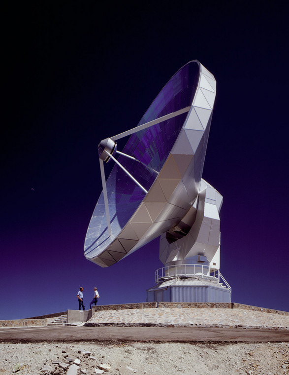 15-metrowy teleskop SEST przeznaczony do obserwacji na falach submilimetrowych (podczerwień), zbudowany w 1987 Został wycofany z eksploatacji w 2003 r, gdy do gry wszedł nowy teleskop APEX