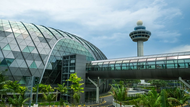 Robotyczni policjanci rozpoczęli patrol na lotnisku w Singapurze