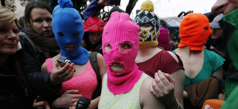 Pussy Riots pobite nahajką przez Kozaków w centrum Soczi