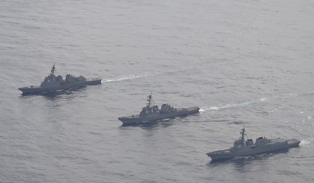 Japanski razarač "atago" (L), razarač klase "arli berk" zvani "beri" i južnokorejski "kralj sejong veliki" (D) na zajedničkoj vežbi u međunarodnim vodama kod istočne obale Korejskog poluostrva 22. februara