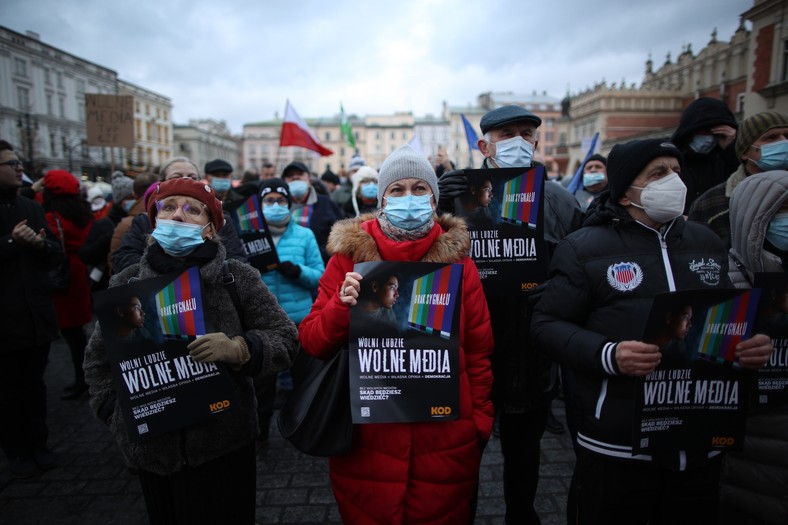 Kraków, 19.12.2021. Manifestacja przeciwko nowelizacji ustawy o radiofonii i telewizji, 19 bm. w Krakowie. Sejm odrzucił 17 bm. bezwzględną większością głosów uchwałę Senatu o odrzuceniu nowelizacji ustawy o radiofonii i telewizji. Teraz ustawa trafi do prezydenta Andrzeja Dudy. (sko) PAP/Łukasz Gągulski