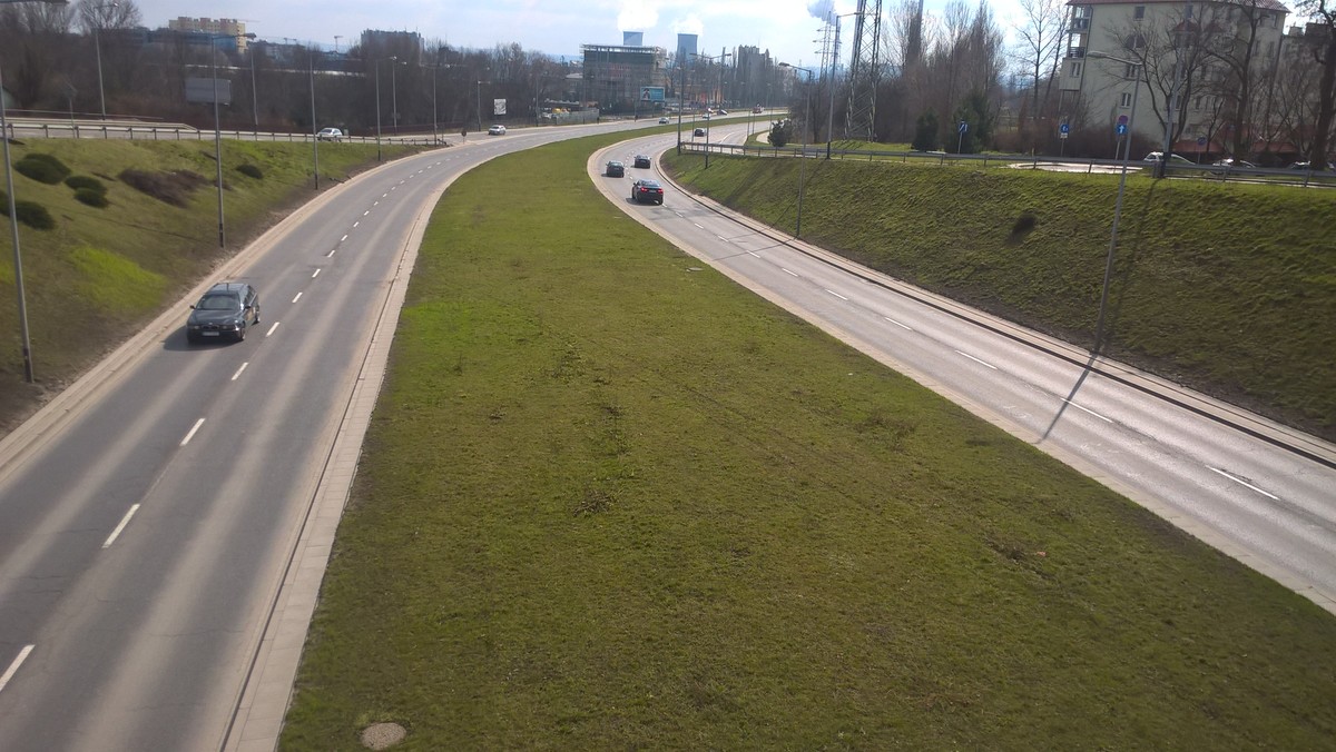 Zamontują barierki oddzielające jezdnię na ulicy Nowohuckiej. Zarząd Infrastruktury Komunalnej i Transportu przygotowuje niezbędną dokumentację. O ich instalację od lat walczą radni i mieszkańcy dzielnicy.