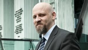 <strong>39. Piotr Waglowski, prawnik, autor serwisu VaGla.pl Prawo i Internet,
spadek z pozycji 11.</strong>
<br></br>
Zdobywca pierwszego miejsca w rankingu sprzed dwóch lat nie spoczywa na laurach. Nadal angażuje się w projekty służące rozwojowi społeczeństwa obywatelskiego, przejrzystości państwa i walczy o dostęp do informacji publicznej. Uczestniczy chociażby w trwających w pracach nad stworzeniem Systemu Analiz Orzeczeń Sądowych. Dzięki niemu w jednym miejscu w internecie będziemy mogli przeanalizować orzecznictwo wszystkich polskich sądów. W 2014 r. światło dzienne ujrzał też raport „Tworzenie i konsultowanie rządowych projektów ustaw”. Wraz z trzema innymi współautorami przeanalizował prace nad 110 projektami ustaw.
<br></br>
SW
<br></br>