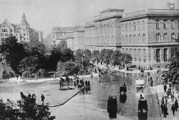 Plac Napoleona (obecnie Powstańców Warszawy) w roku 1920 (domena publiczna).