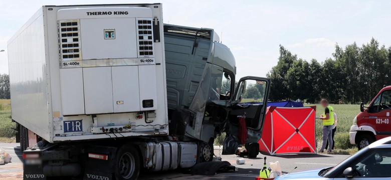 Tragiczny wypadek na Mazowszu. W zderzeniu osobówki z tirem zginęło 5 osób, w tym dzieci