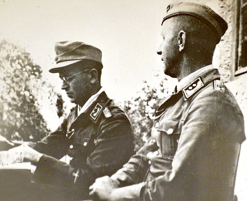 Postoji nekoliko ratnih fotografija Hansa Kola (sa naočarima u uniformi)