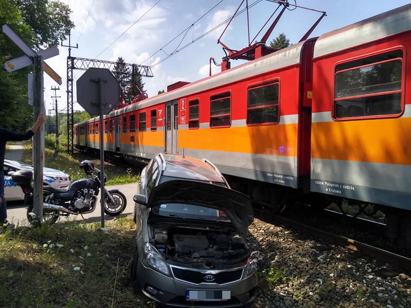 Wjechał pod pociąg i... wyszedł niemal bez szwanku