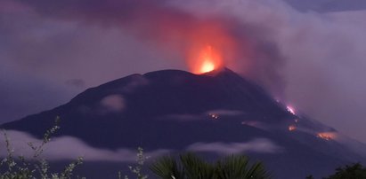 Erupcja wulkanu w Indonezji. Wśród mieszkańców wybuchła panika. WIDEO