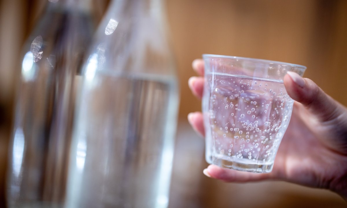 Czy gazowana woda mineralna szkodzi zębom? Nowe badania rozwiewają wątpliwości