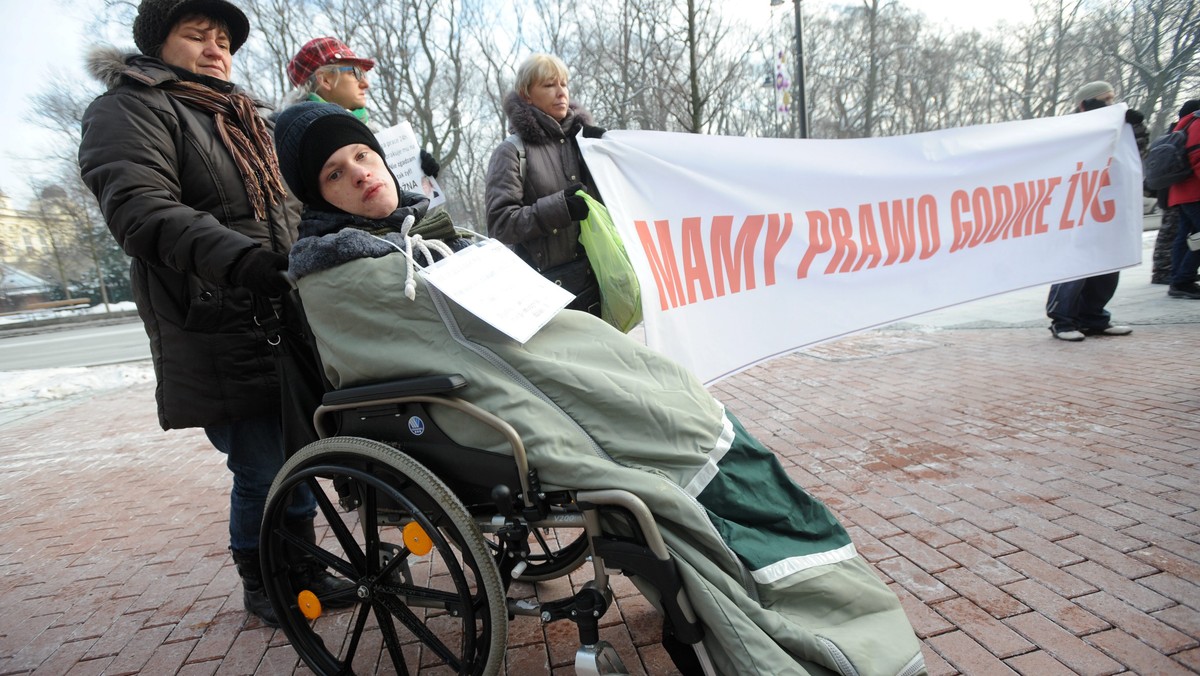 Kilkudziesięciu rodziców wraz ze swymi niepełnosprawnymi dziećmi demonstrowało przed kancelarią premiera. Domagali się m.in. uzawodowienia ich pracy jako opiekunów i podniesienia świadczeń.