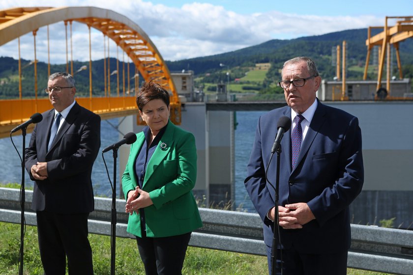 Szydło chwali się zakończoną inwestycją. Wójt: "to ciągle plac budowy"